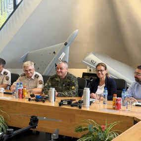 Представители на Министерството на отбраната и Сухопътните войски посетиха „Самел-90“